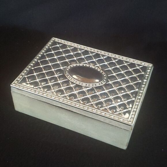 Pretty Vintage 1970s Velvet Lined Box w/ Shiny Intricate Design on Lid 6 x 4.5" - Picture 1 of 12